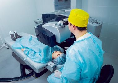 intervento oculistico con laser