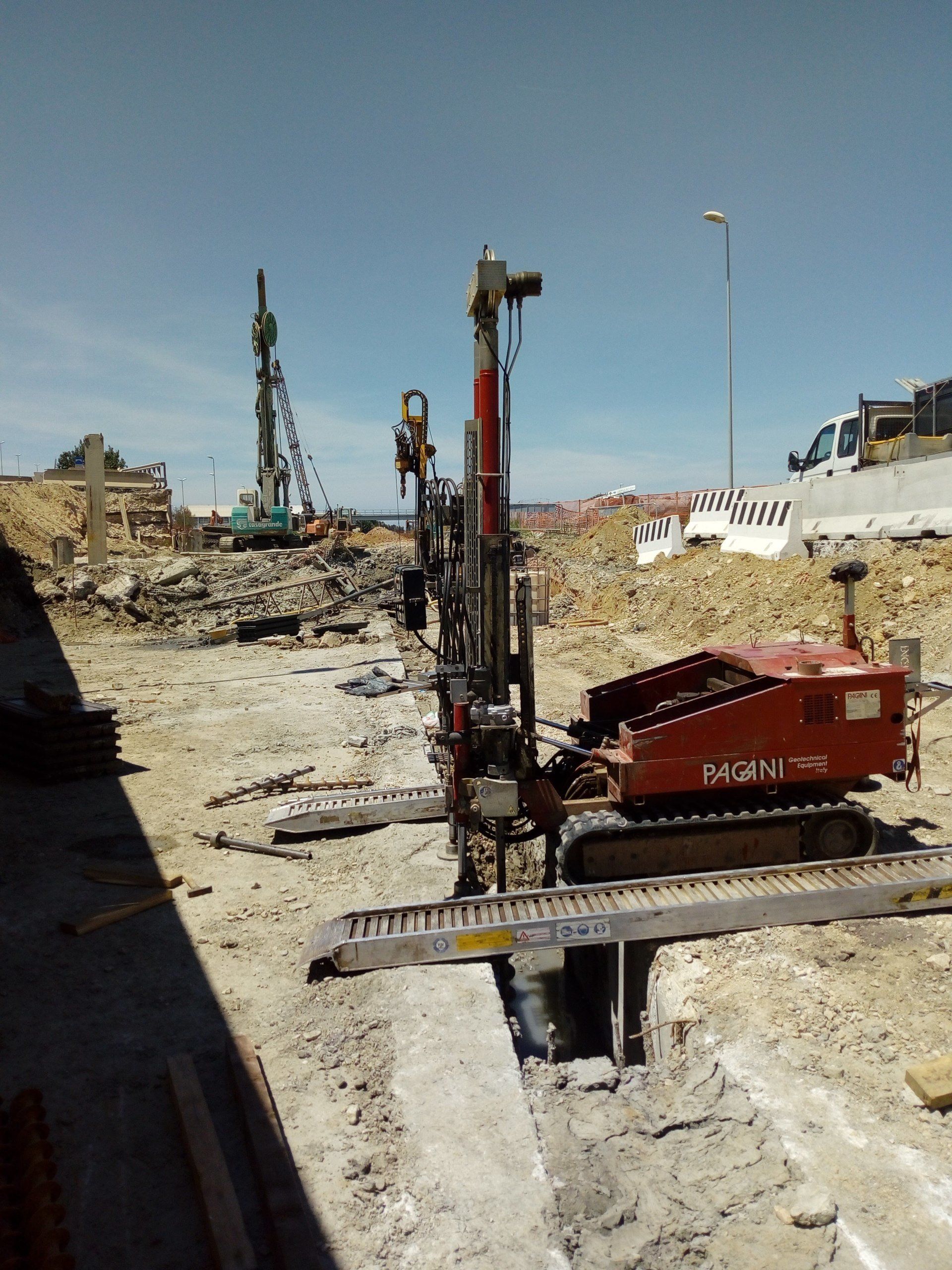 Cantiere con sondaggio geotecnico e prova penetrometrica statica