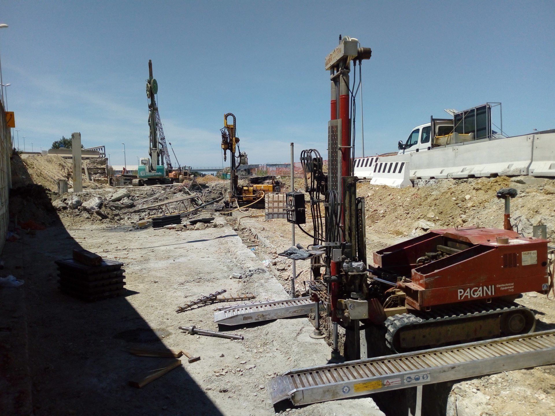 Cantiere con sondaggio geotecnico e prova penetrometrica statica