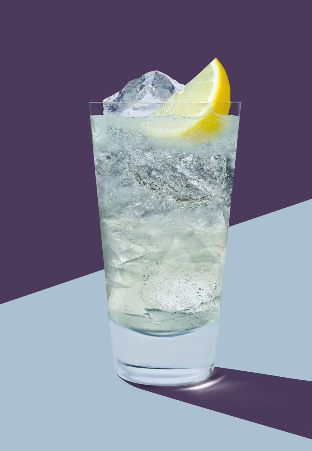 bicchiere con bibita, ghiaccio e limone