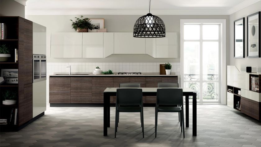 cucina con mobili in legno scuro e pensili bianchi