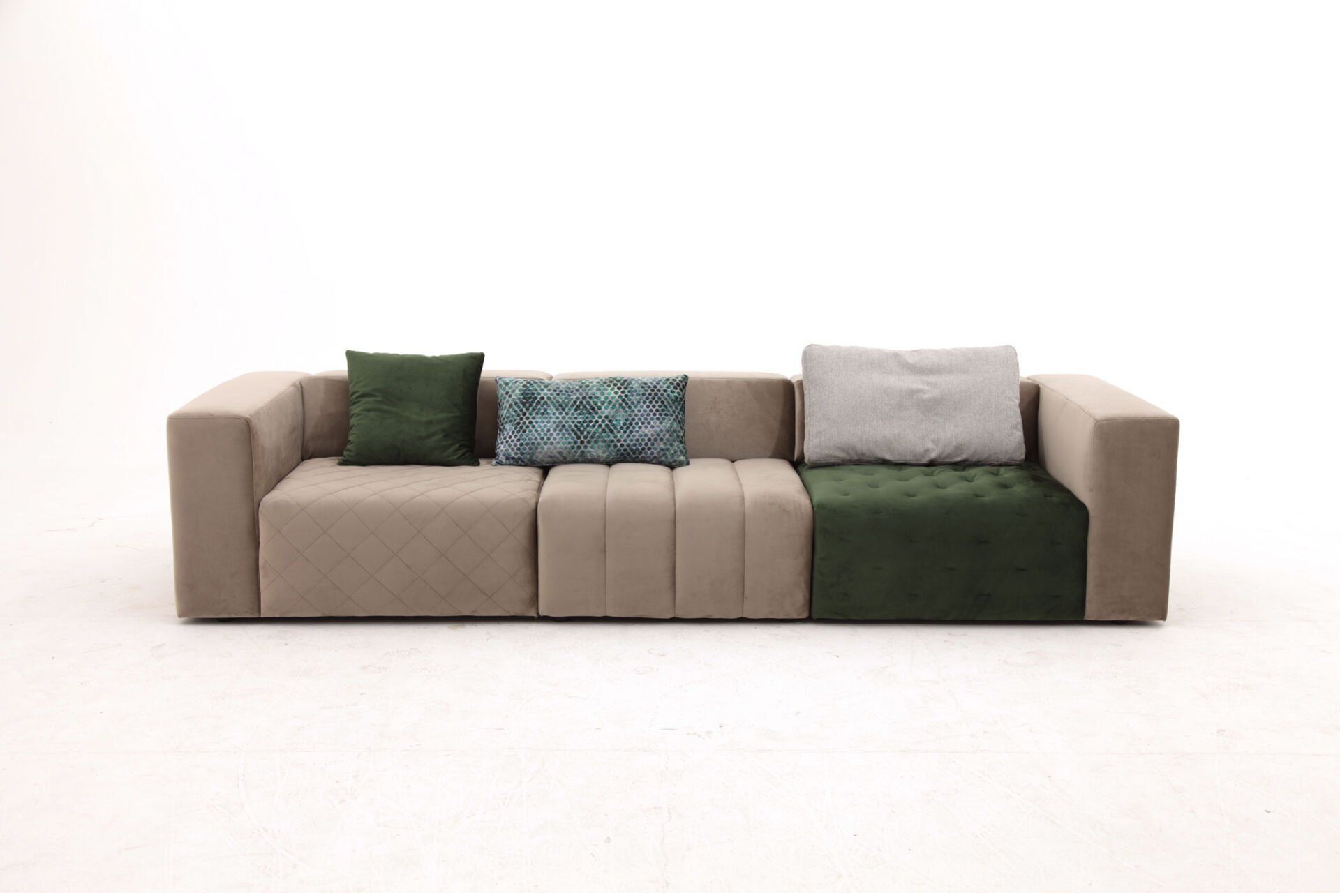 divano con moduli beige e dettaglio verde scuro