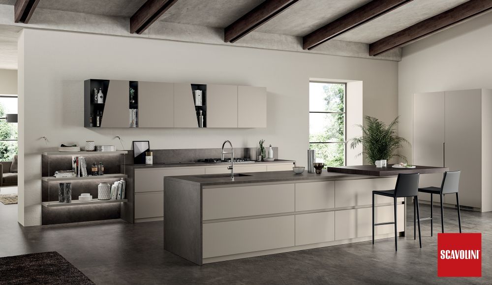 cucina moderna con isola e pensili color panna