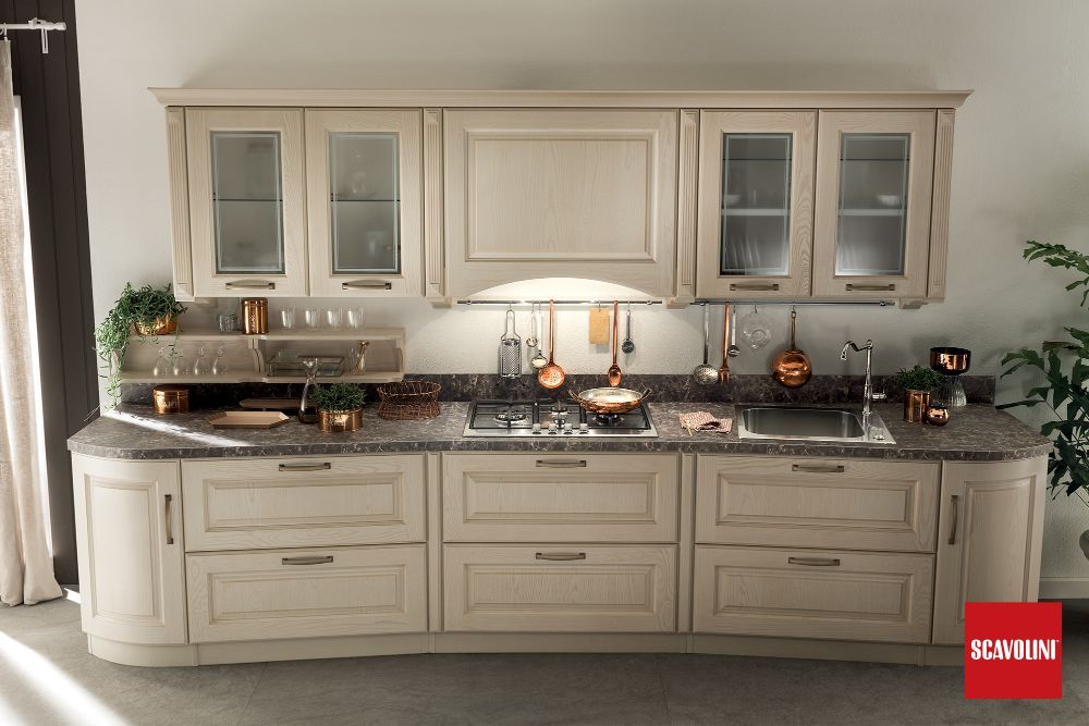 cucina classica con pensili beige e piano scuro