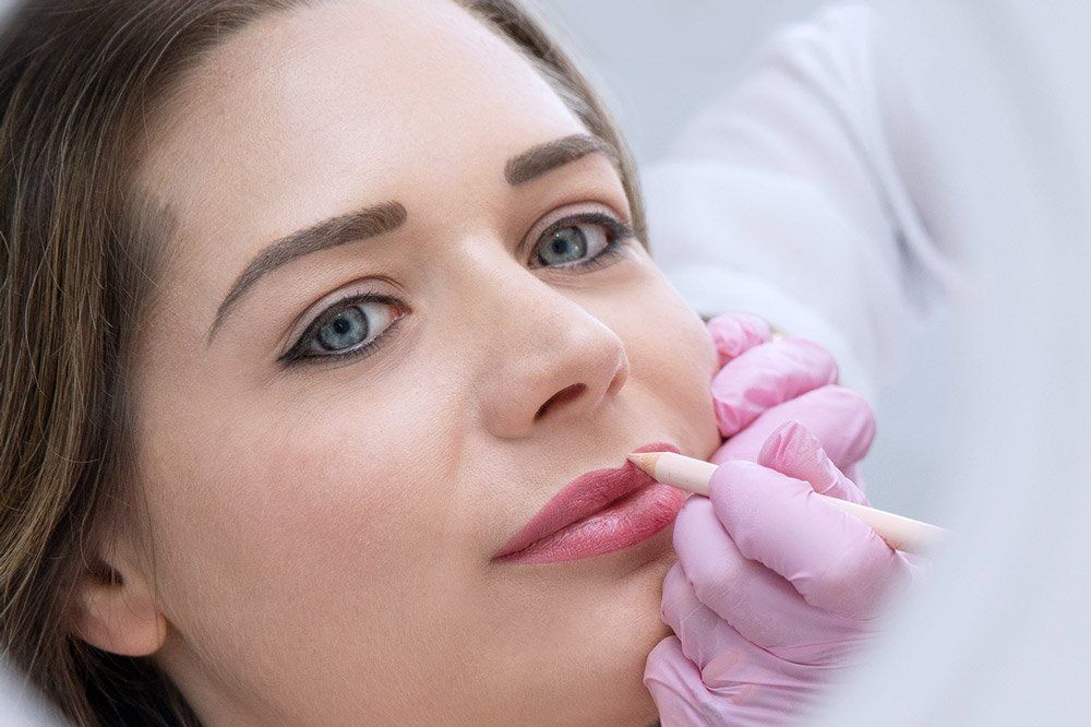 Vorzeichnen der Lippen für die Vollschattierung PMU
