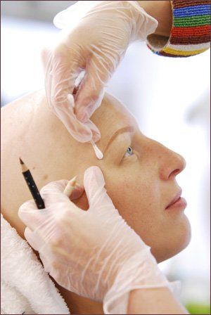 Vorzeichnen einen Humanmedizinisches Permanent Make-Ups