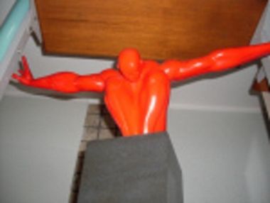 manichino con braccia spalancate rosso