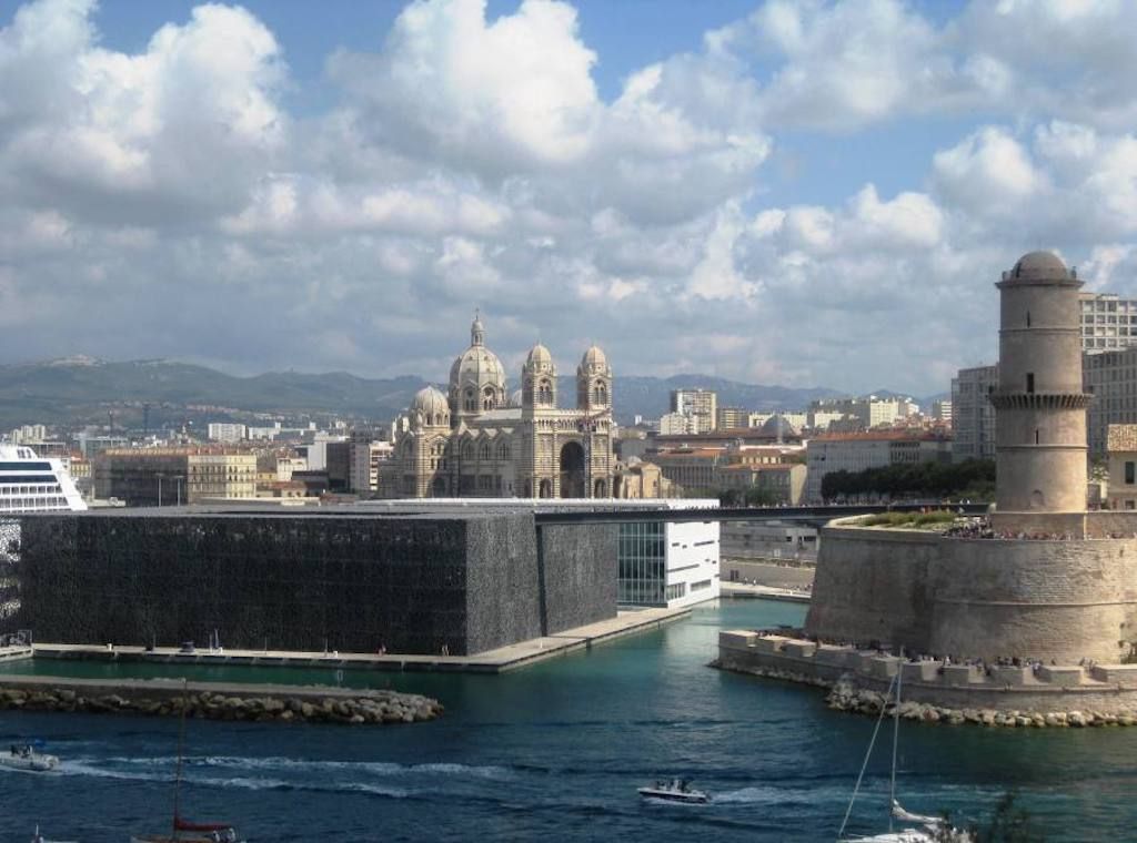 Blick über das Meer zu den neuen Museen in Marseille.