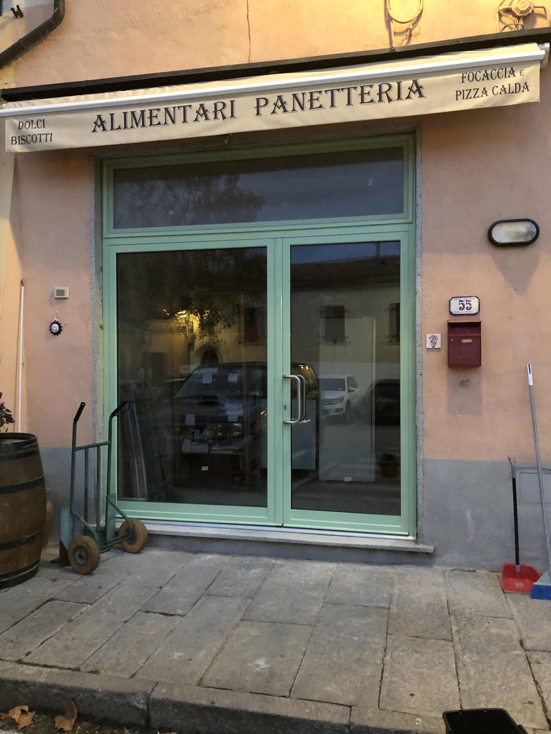 Vetrina con insegna 