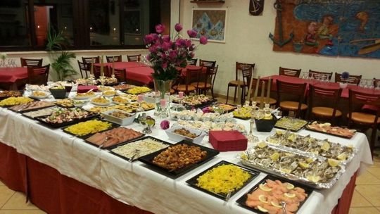 Buffet di piatti di pesce