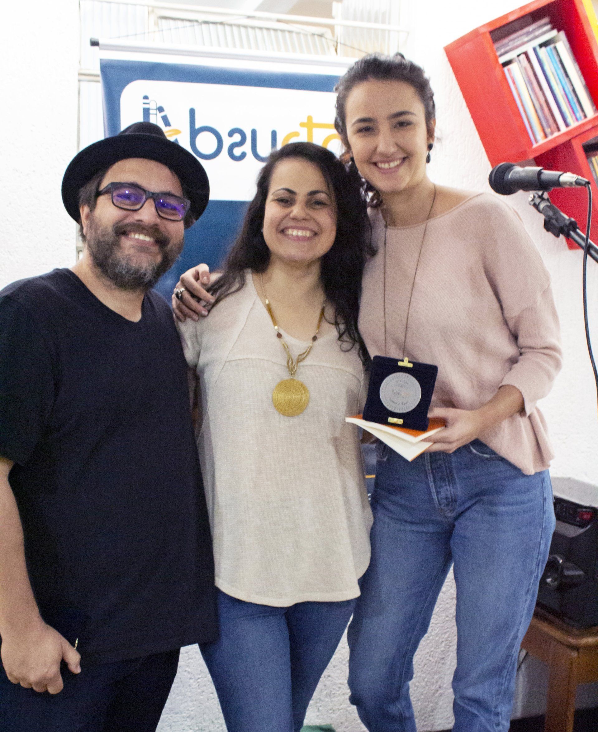 Os editores com a autora carioca Isabela Bosi (à direita), vencedora do 1º lugar do Prêmio Absurtos de Poesia 2019