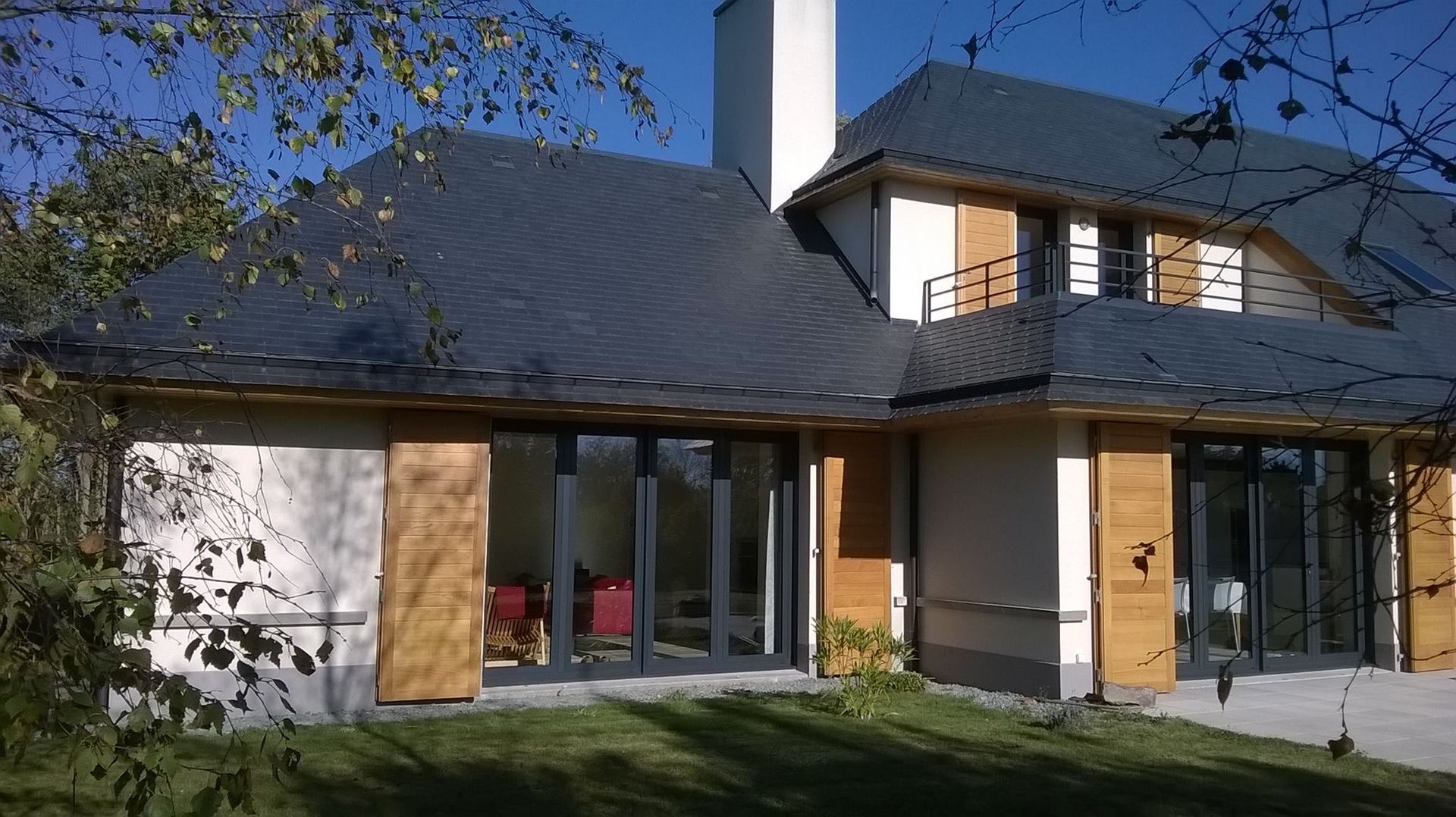 Pose de fenêtres et volets en bois sur maison neuve