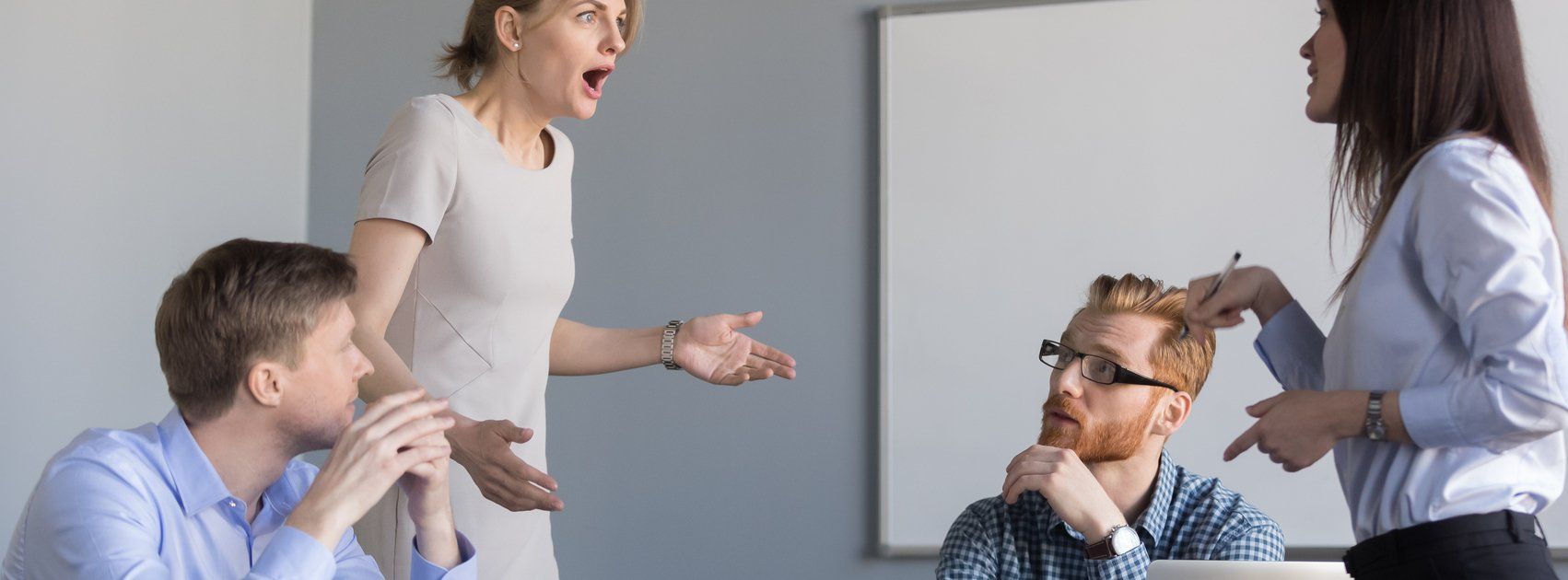 Een mogelijk arbeidsconflict? Schakel Het mediators Collectief in: 085-1307476 2 ruziënde vrouwen en 2 mannen die toekijken