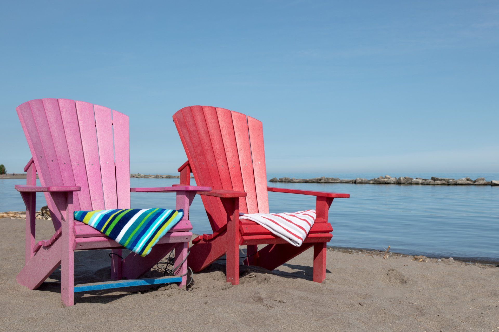 2 houten strandstoelen aan het water