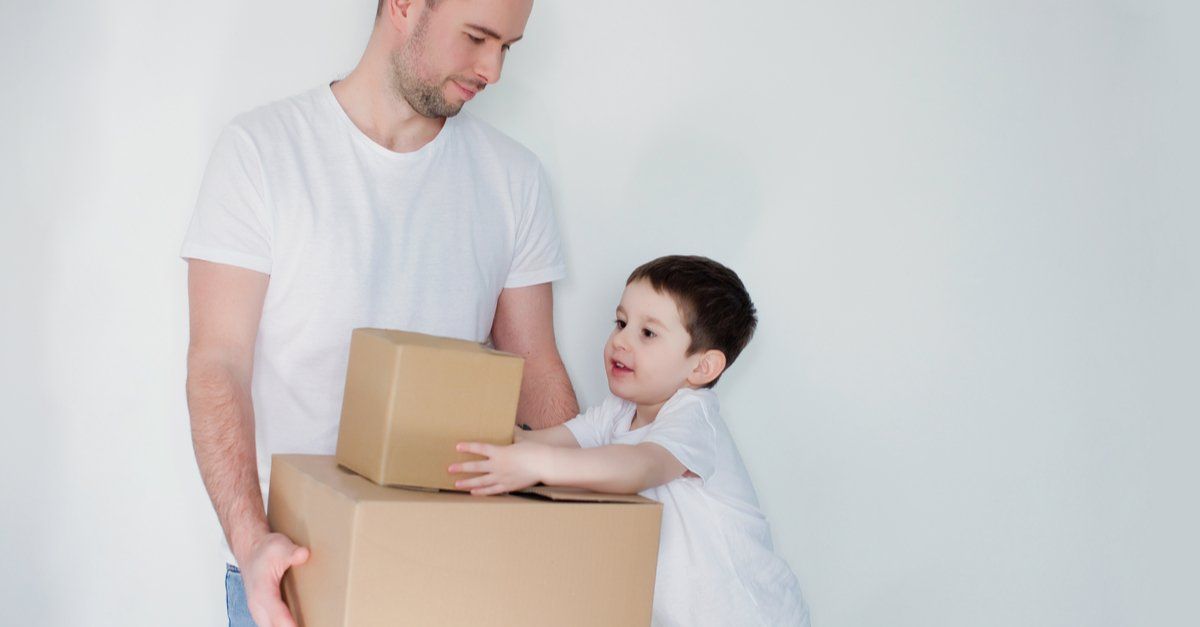 Mag je ex zonder jouw toestemming verhuizen met de kinderen? Het mediators Collectief weet het antwoord: 085-1307476 vader en zoon met verhuisdozen