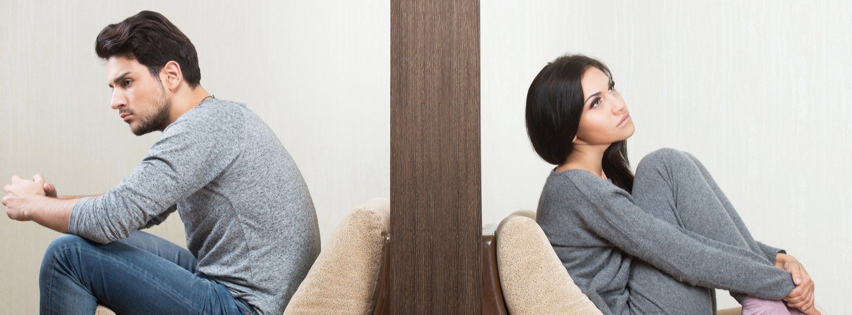 Het Mediators Colllectief (085-1307476) vertelt je de werkwijze bij een scheiding man en vrouw zitten met de rug naar elkaar toe