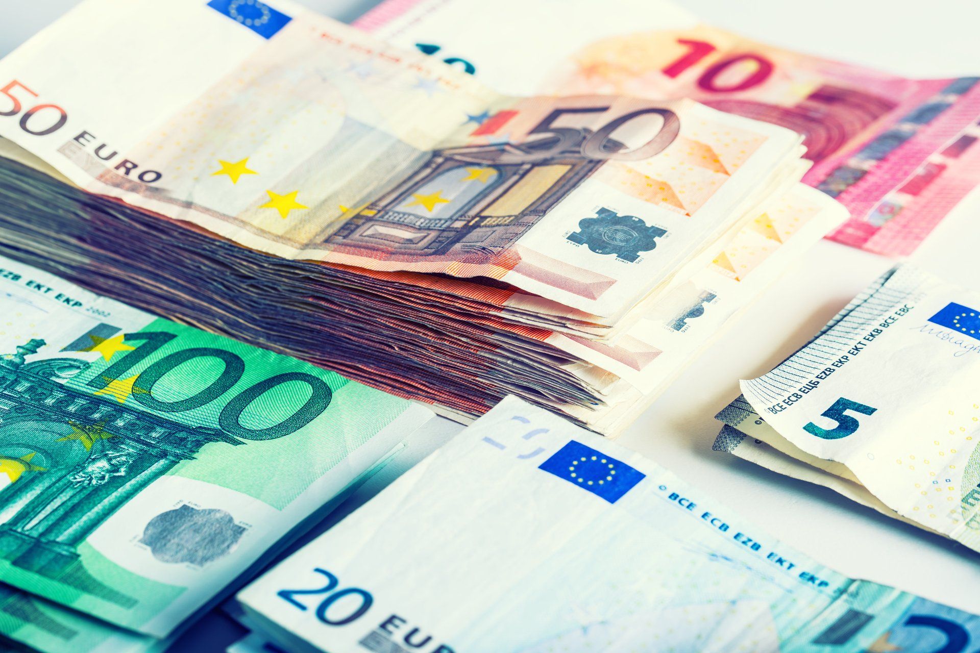 Wanneer krijg ik bij ontslag een transitievergoeding? briefjes van 5 euro, 10 euro, 50 euro, 100 euro