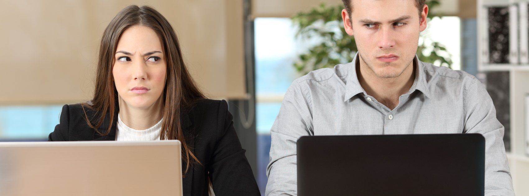 Neem contact op met Het Mediators Collectief: 085-1307476 boze man en vrouw achter laptop