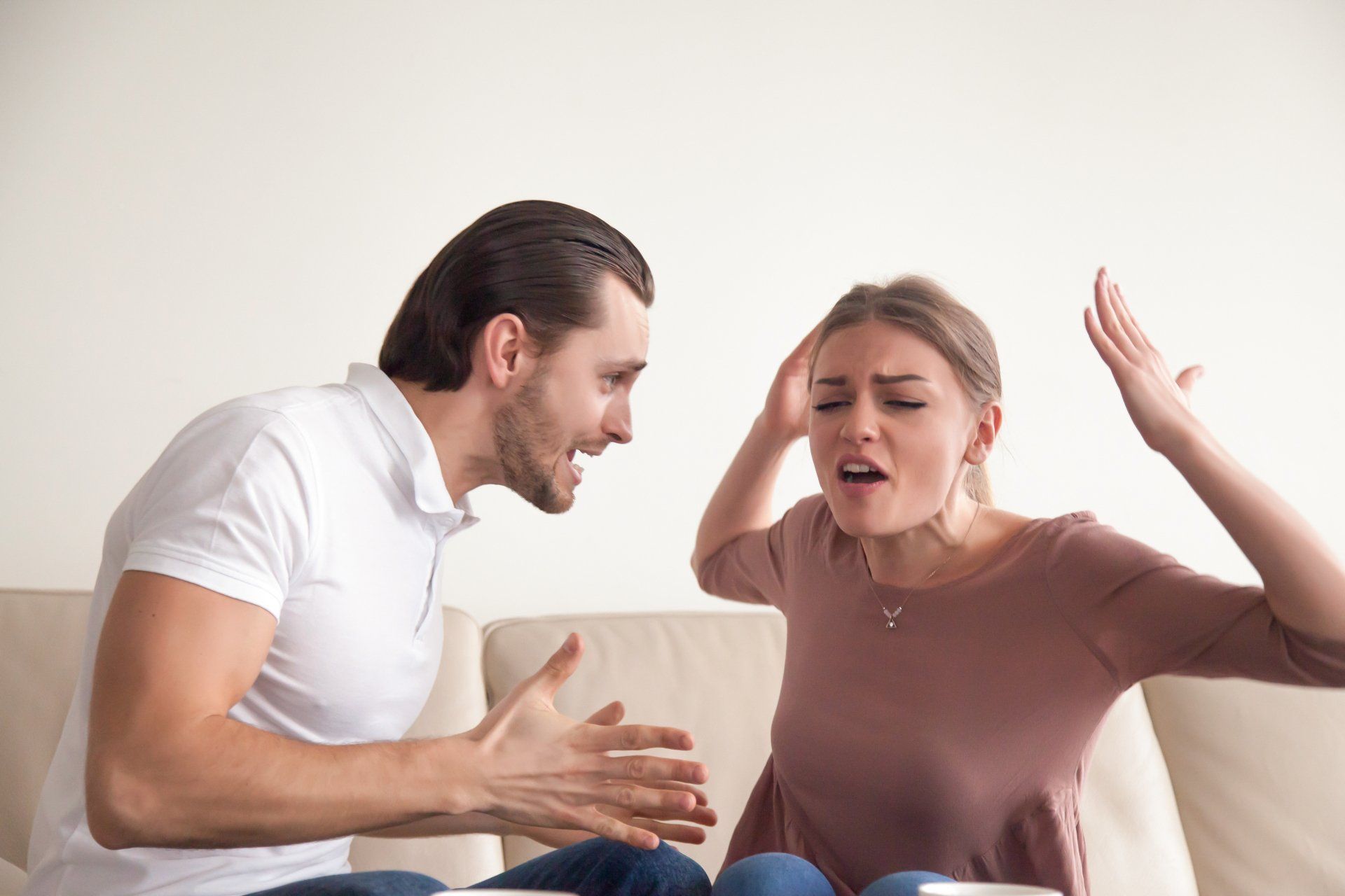 Portret van boze echtpaar vechten, schreeuwen, schreeuwen en elkaar de schuld geven voor problemen, ruzies, negatieve emoties, moeilijkheden in relaties, misverstanden in het huwelijk, het is jouw schuld
