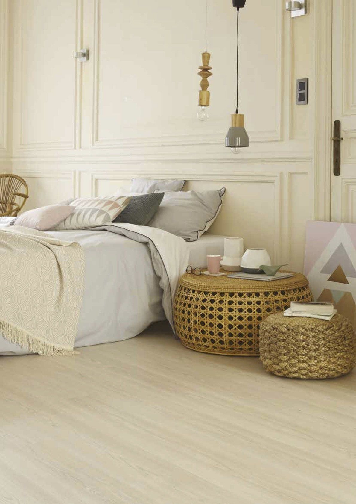 camera da letto con pavimento in legno chiaro