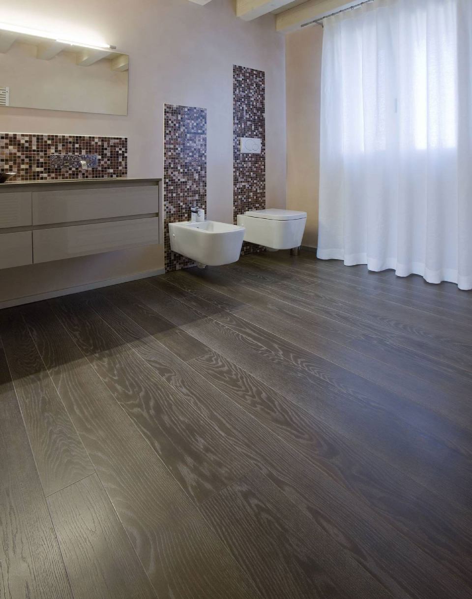 Pavimento in parquet scuro