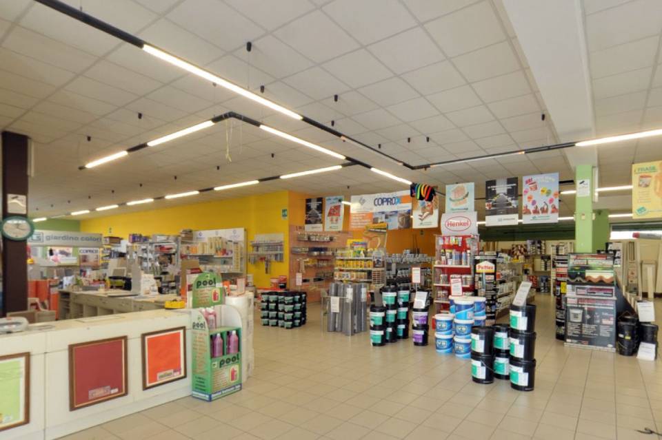 Vernici in esposizione nel colorificio