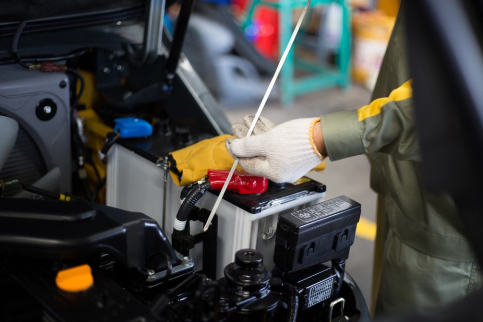 manutenzione di macchine per stoccaggio e movimentazione merci