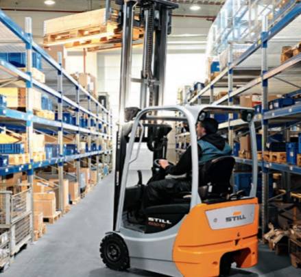 carrello per il sollevamento merci in magazzini industriali