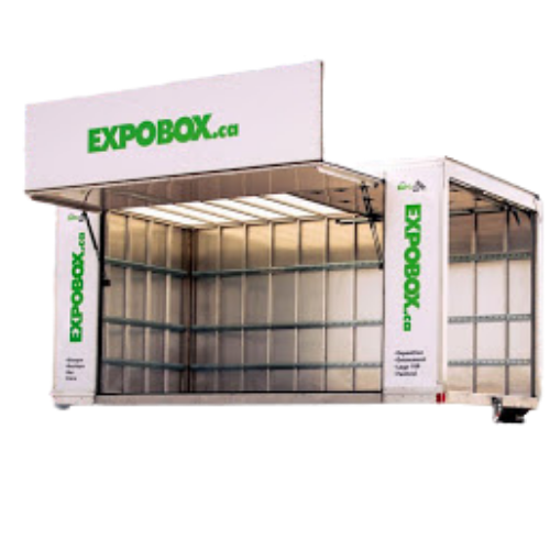 Location de kiosque d'exposition Remorque ExpoBox blanche à côtés ouverts, laissant apparaître l'intérieur avec ses parois métalliques et son enseigne en relief.