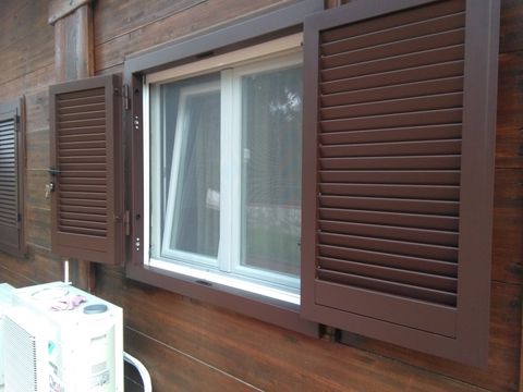 una panca-divano in legno angolare marrone scuro