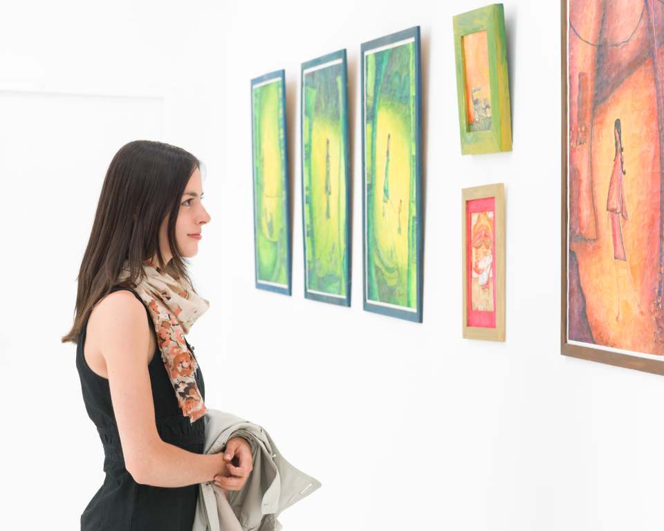 mostra di quadri con cornici artigianali