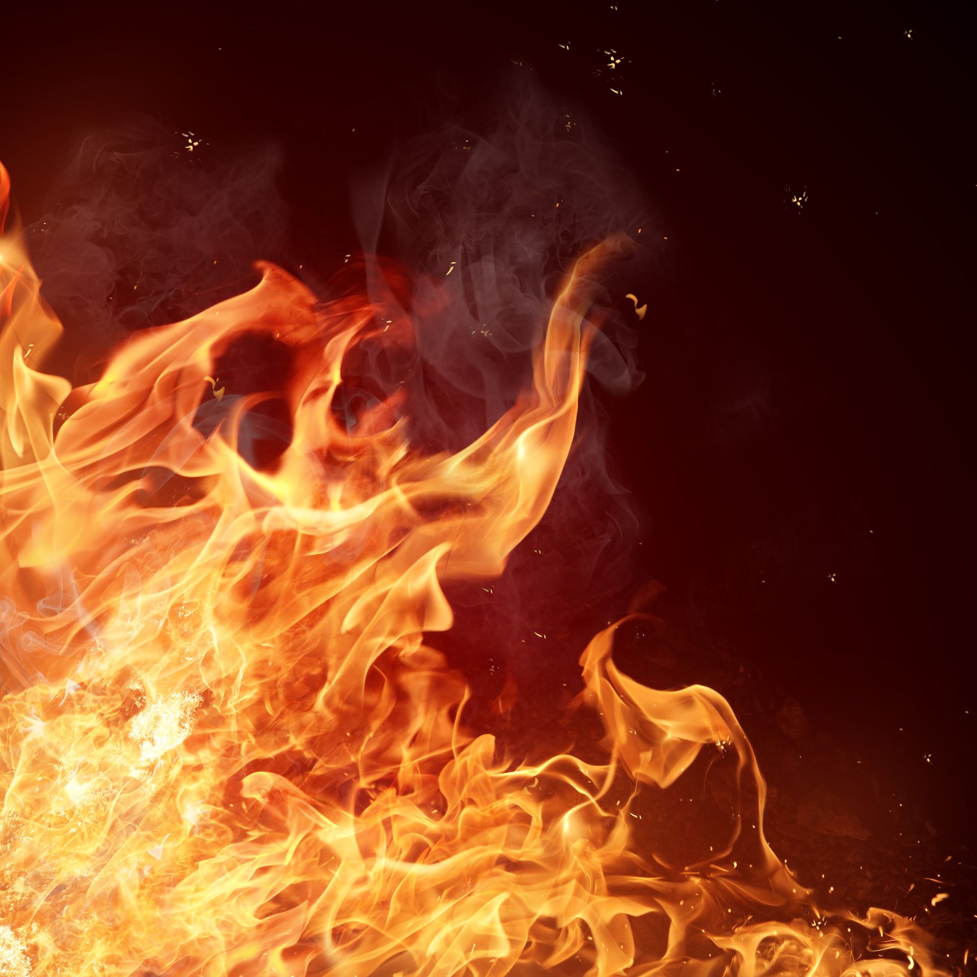 Eine Nahaufnahme eines Feuers, aus dem Rauch aufsteigt