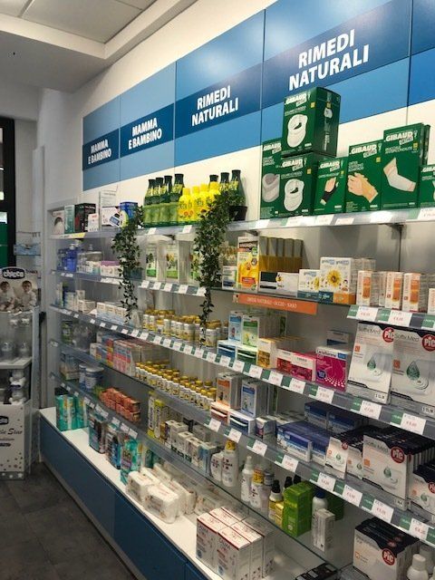 ampio reparto di prodotti cosmetici