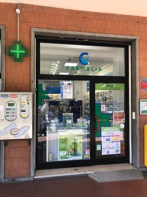 farmacia con distributore esterno