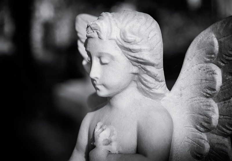 statua di arte funeraria che raffigura un angelo
