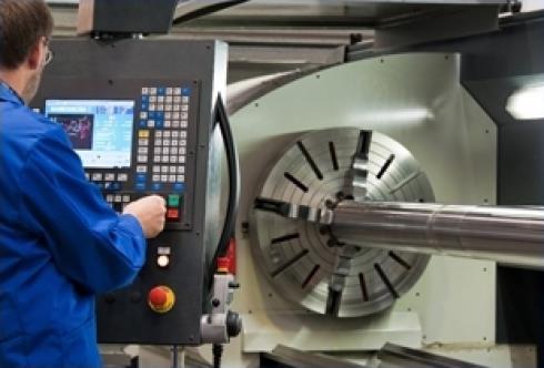 operaio che lavora su una macchina automatica