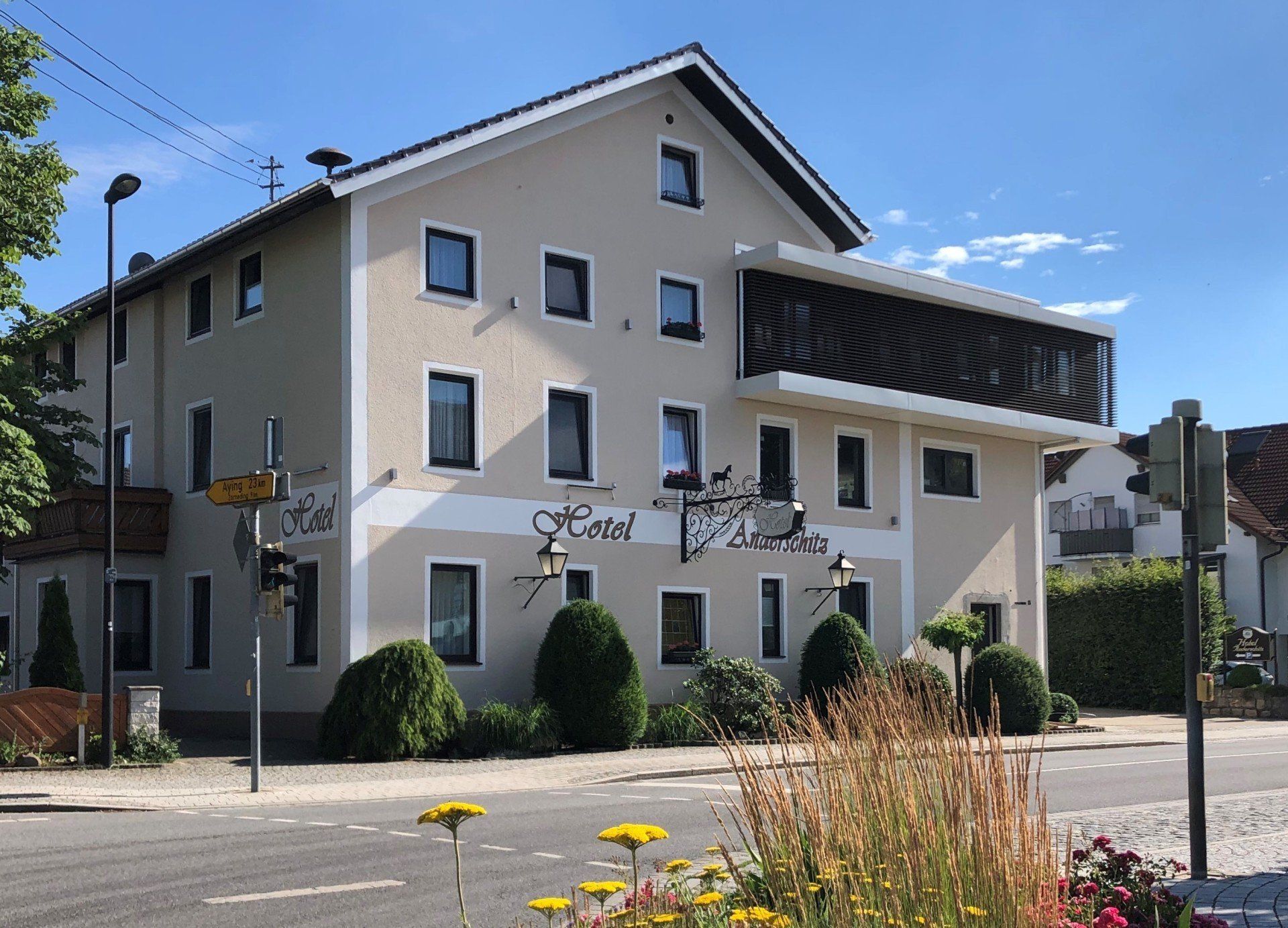 Un grande edificio con molte finestre e fiori di fronte