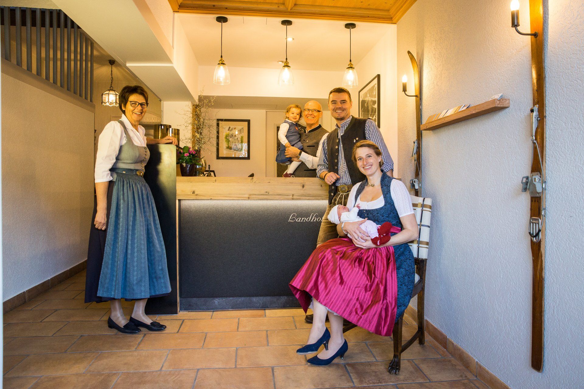 Un gruppo di persone posa per una foto davanti a un bancone.