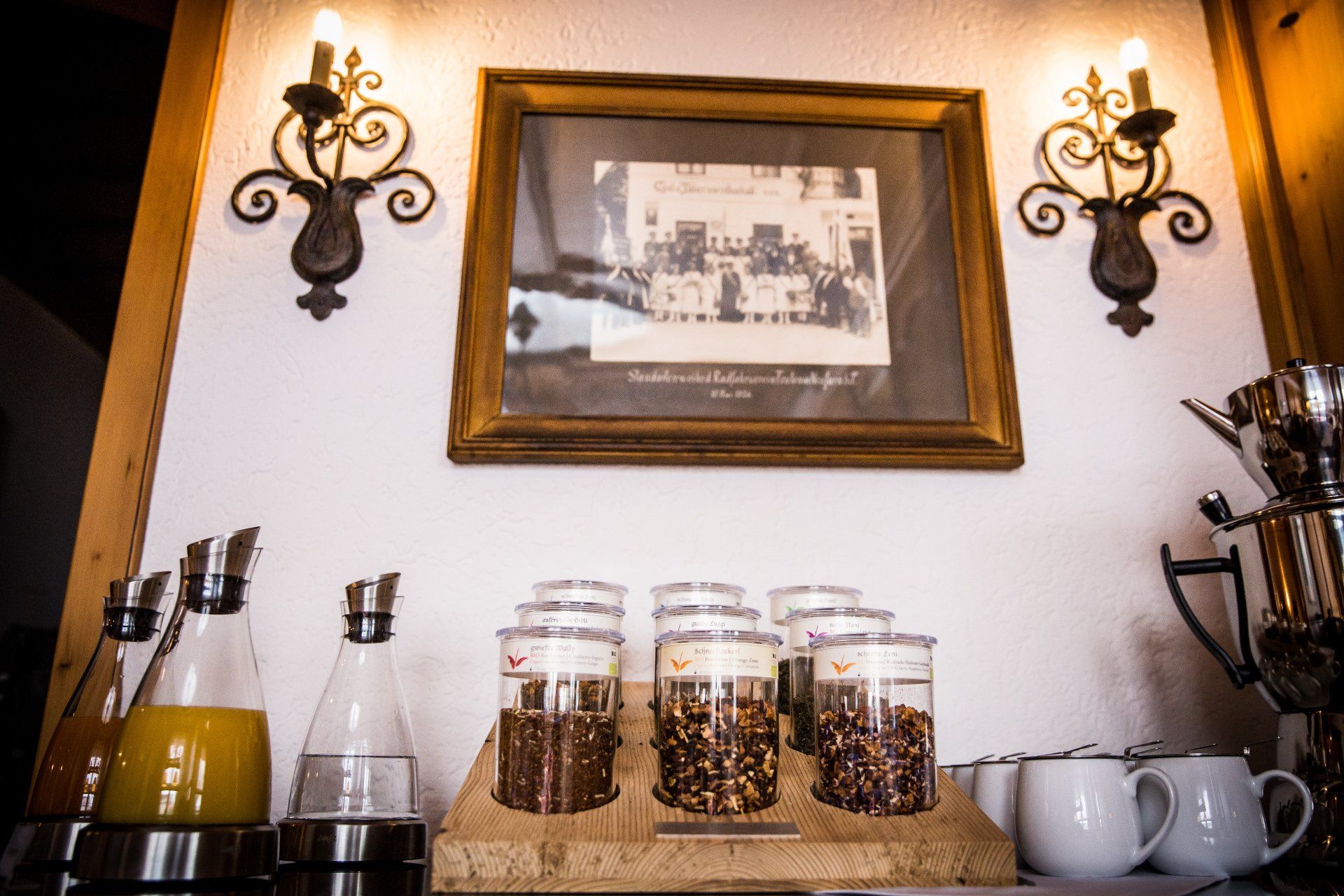 C'è un quadro sul muro sopra un vassoio di chicchi di caffè.
