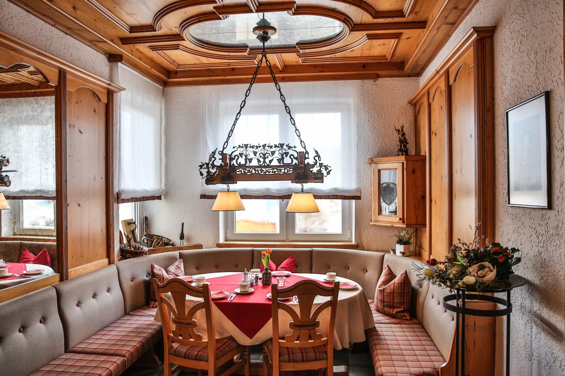 Una sala da pranzo con tavolo, sedie e lampadario