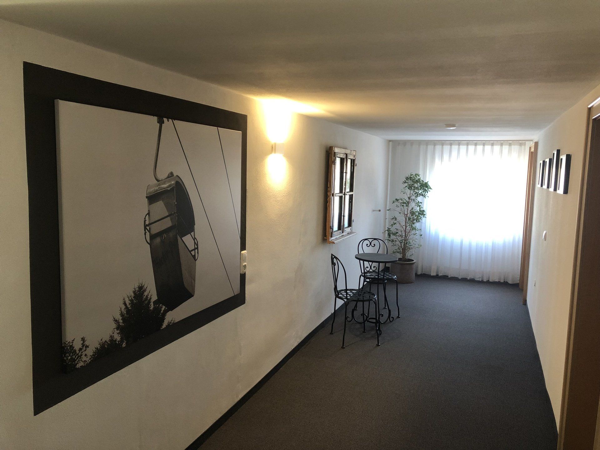 Un corridoio con l'immagine di uno skilift sul muro