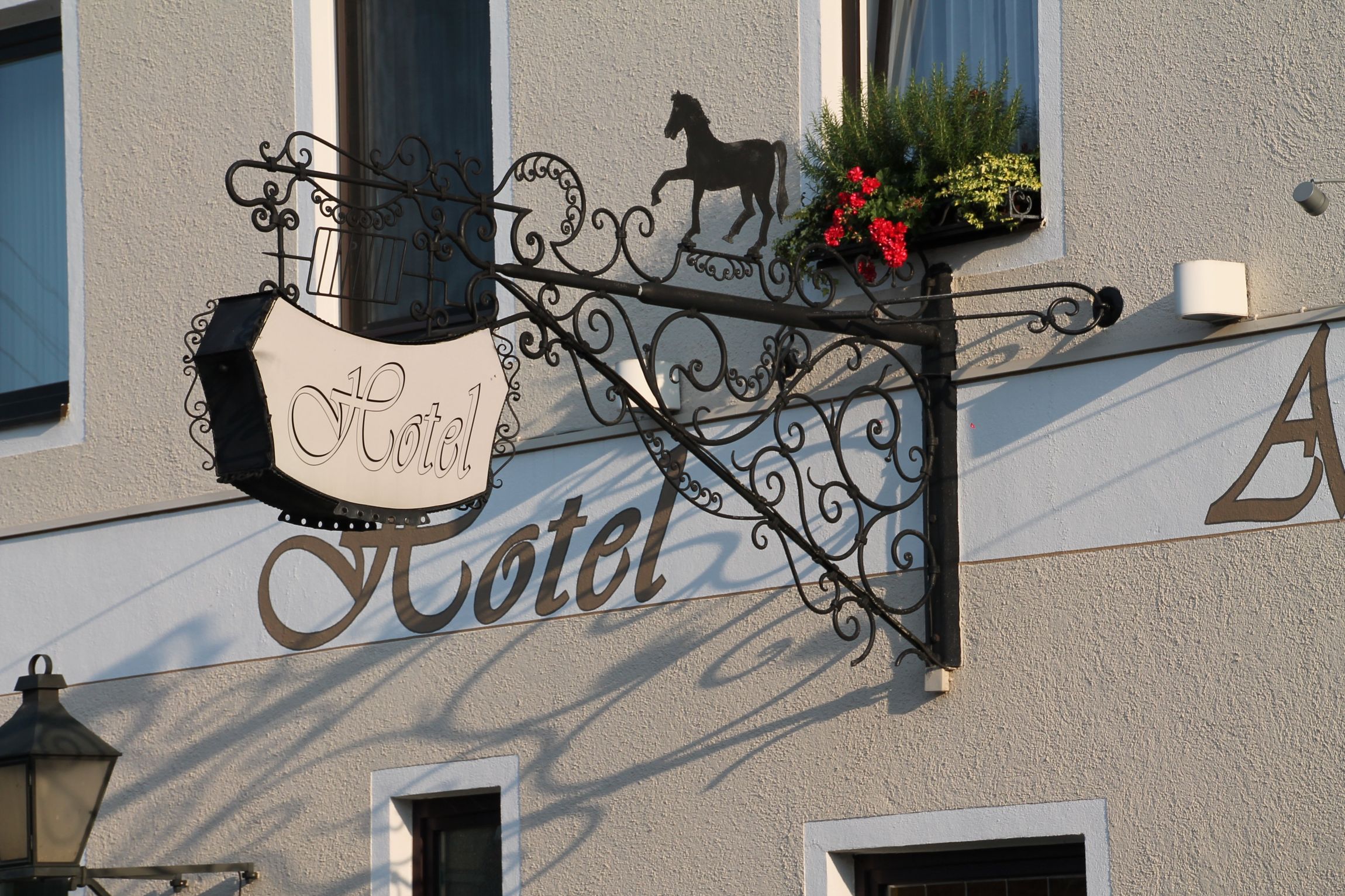 Ein Schild an der Seite eines Gebäudes mit der Aufschrift „Hotel“