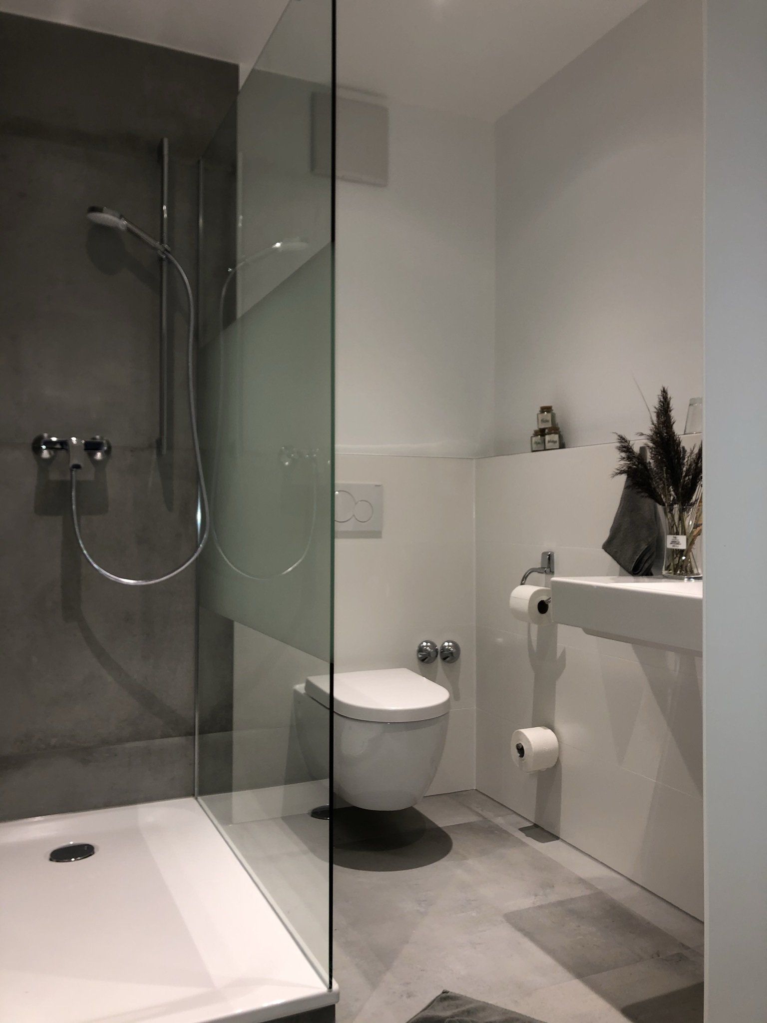 Un bagno con wc, lavandino e doccia.