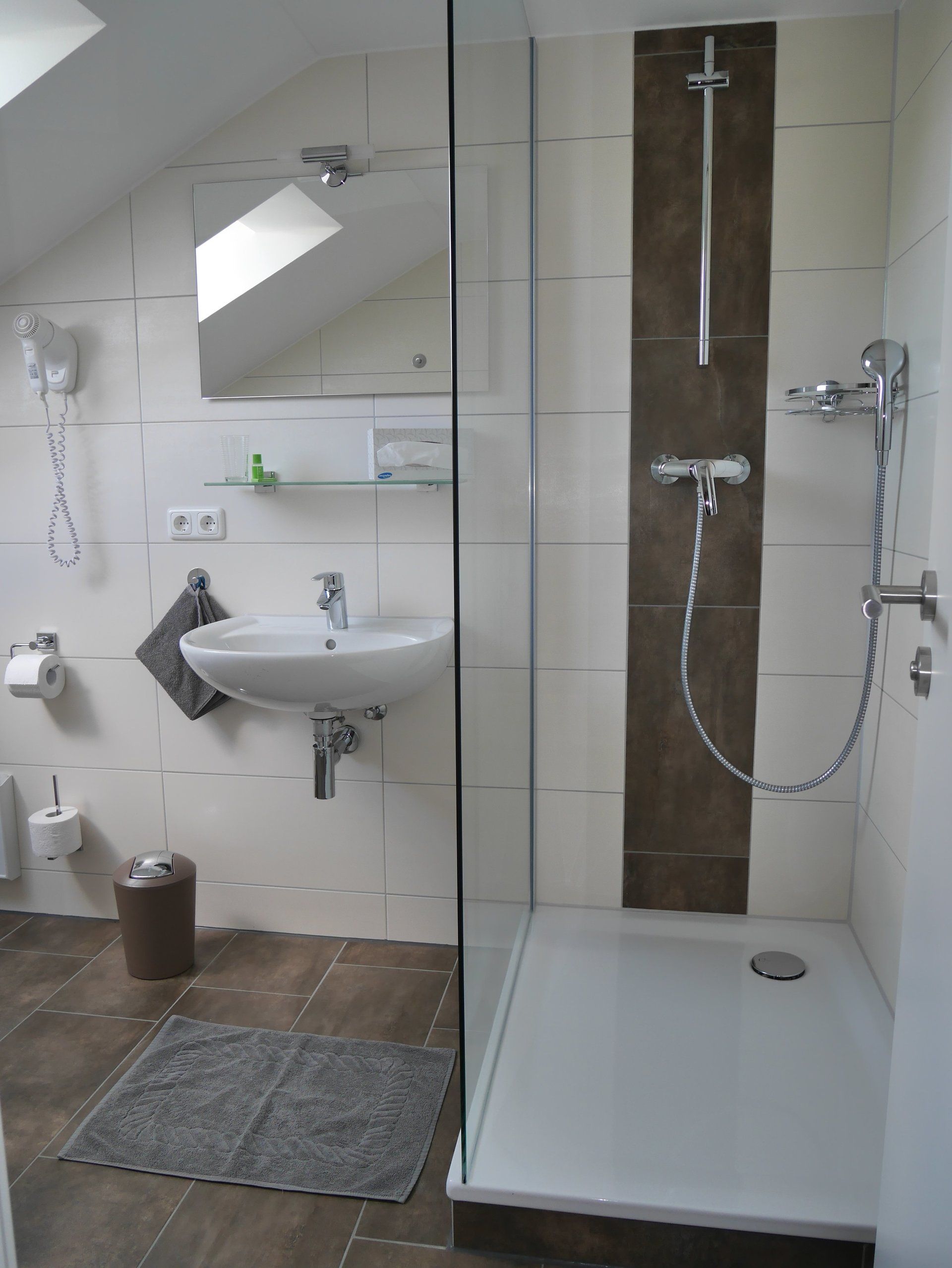 Un bagno con lavandino e cabina doccia