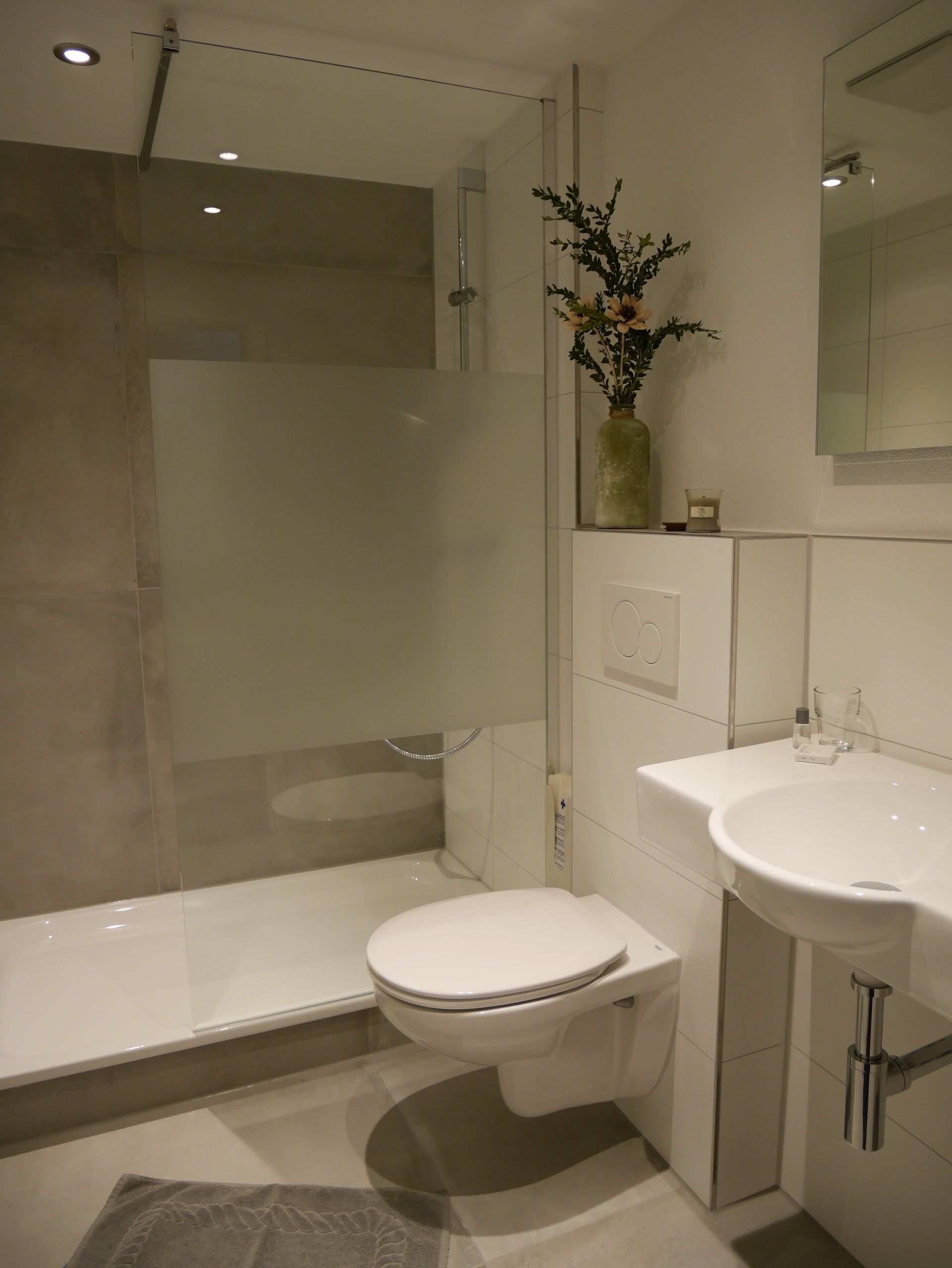 Un bagno con un water, un lavandino e una doccia
