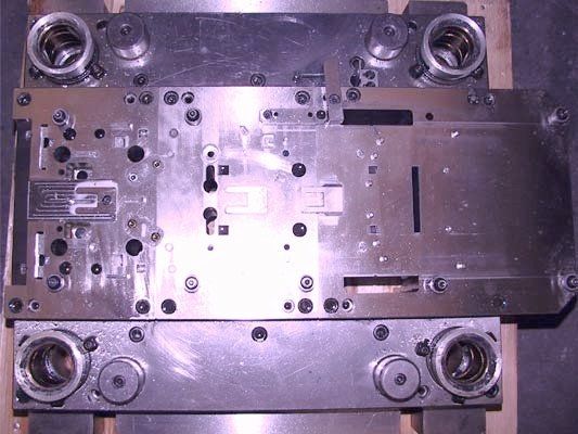componente metallico dopo punzonatura