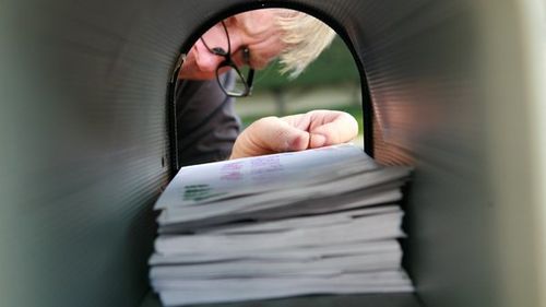 interno di cassetta della posta con volantini pubblicitari