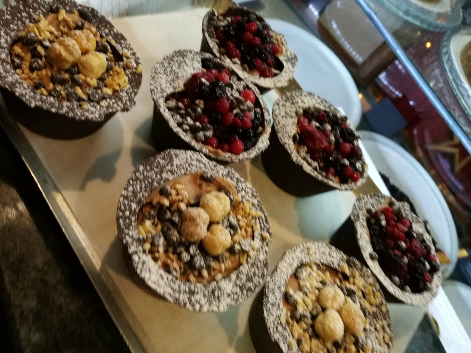 Gusci di crostata al cioccolato ripieni di frutti di bosco e noci.