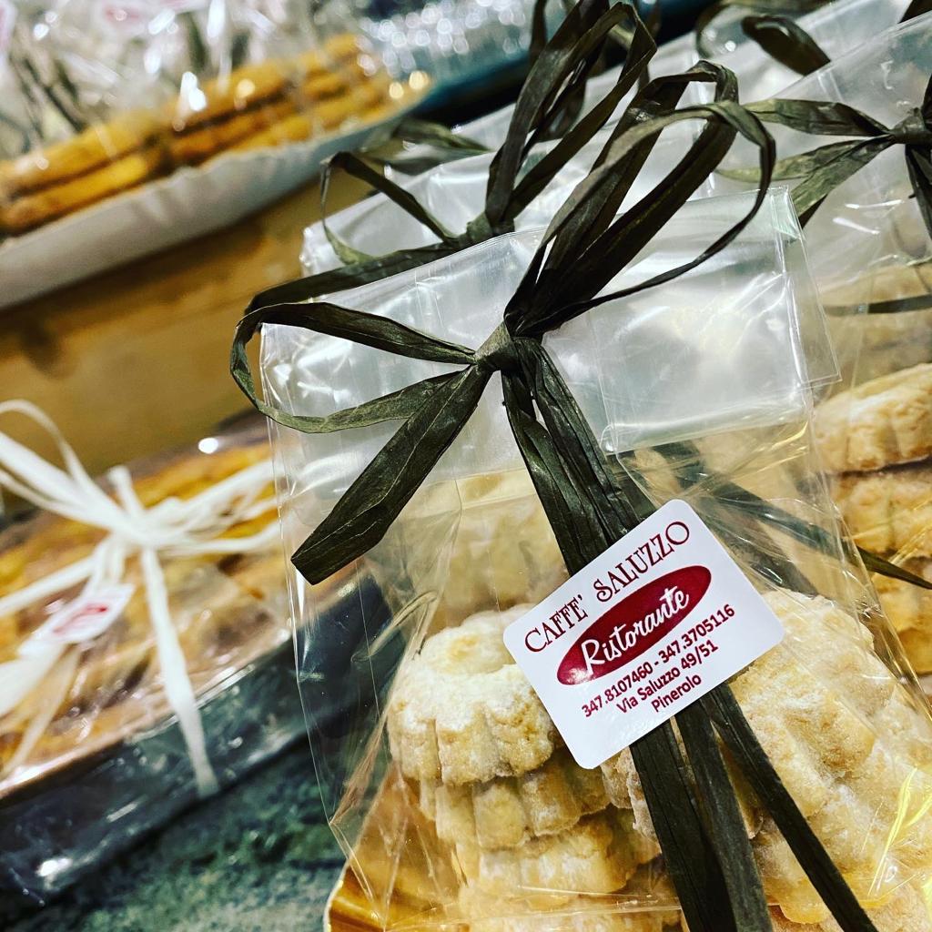 Sacchetti di biscotti legati con nastri, con l'etichetta