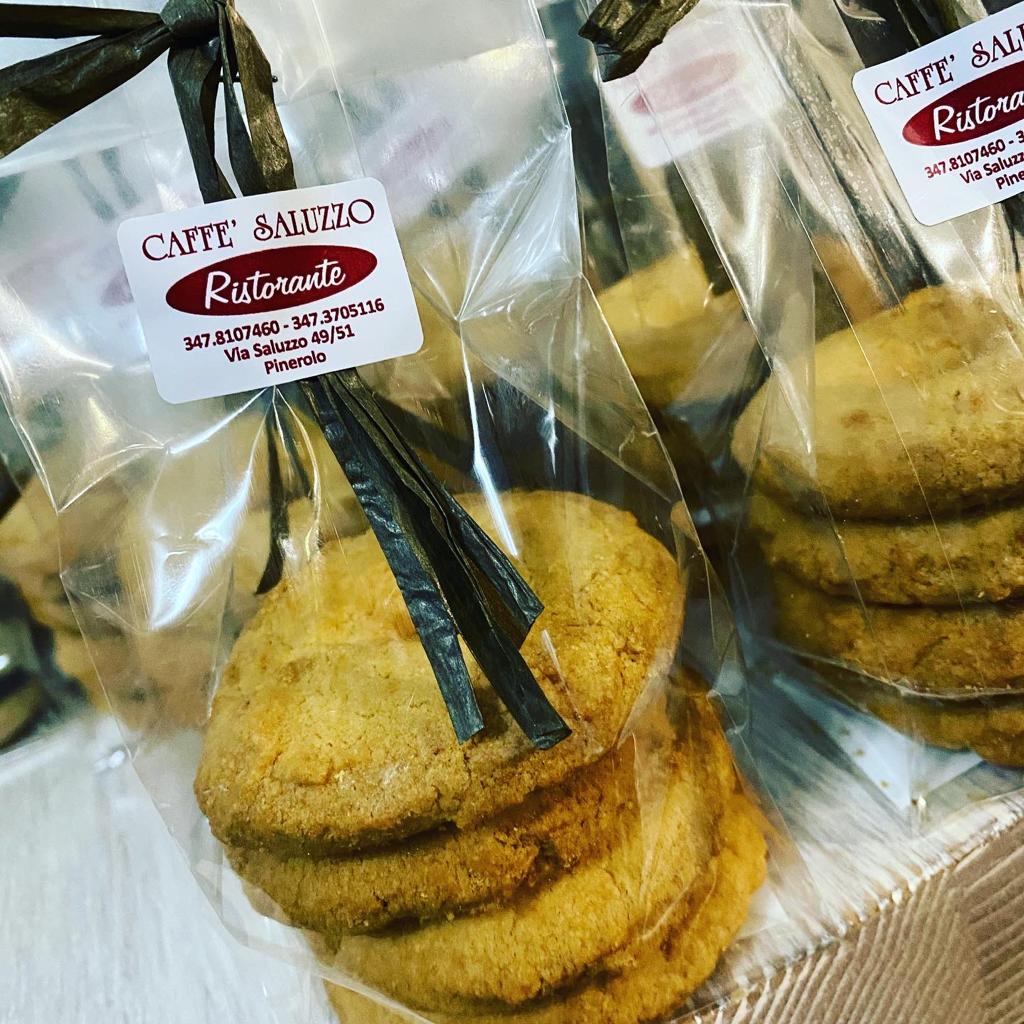 Sacchetti di biscotti del Caffè Anzio Ristorante. Involucro di plastica trasparente legato con nastro.